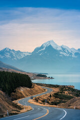 Fototapeta Straße in den Mount Cook Nationalpark entlang am Lake Pukaki in Neuseeland. obraz