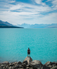 Lake Pukaki mit seiner typischen Farbe und dem Mt Cook im Hintergrund. Tolle Landschaft Neuseelands. - obrazy, fototapety, plakaty