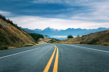 Straße am Lake Pukaki mit Mount Cook im Hintergrund. - obrazy, fototapety, plakaty