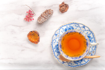 テーブルに置かれた紅茶と木の実