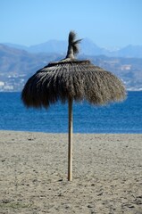 Sombrilla de playa en la Playa de la Misericordia, Malaga, Costa del Sol, Andalucia, España