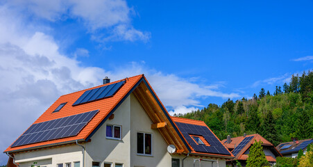 Moderne Solardächer vor blauem Himmel