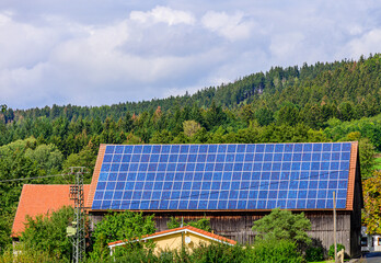 Großes Scheunendach mit Solarzellen
