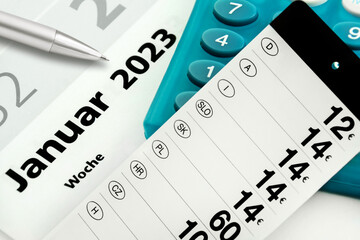 Kalender Januar 2023  Finanzen, Konsum, Handel, Rechner und Preisschild mit internationalen Preisen