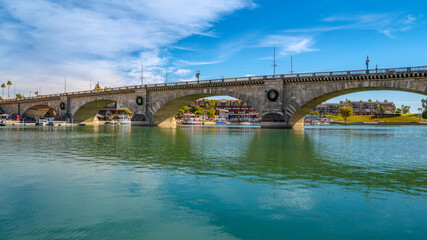 Naklejka premium London Bridge over Lake Havasu and turquoise-colored water in Havasu City, Arizona
