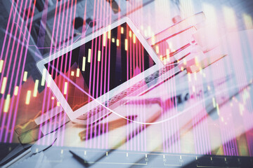 Obraz premium Stock market graph on background with desk and personal computer. Double exposure. Concept of financial analysis.
