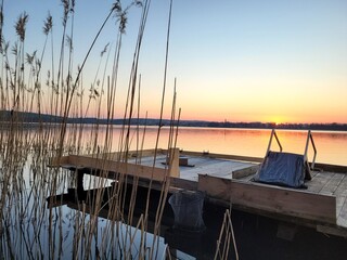 Fototapeta Zachód słońca wczesną wiosną nad jeziorem obraz