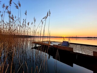 Zachód słońca na jeziorem wczesną wiosną. 