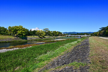 長閑な秋晴れに歩く京都市の鴨川東岸