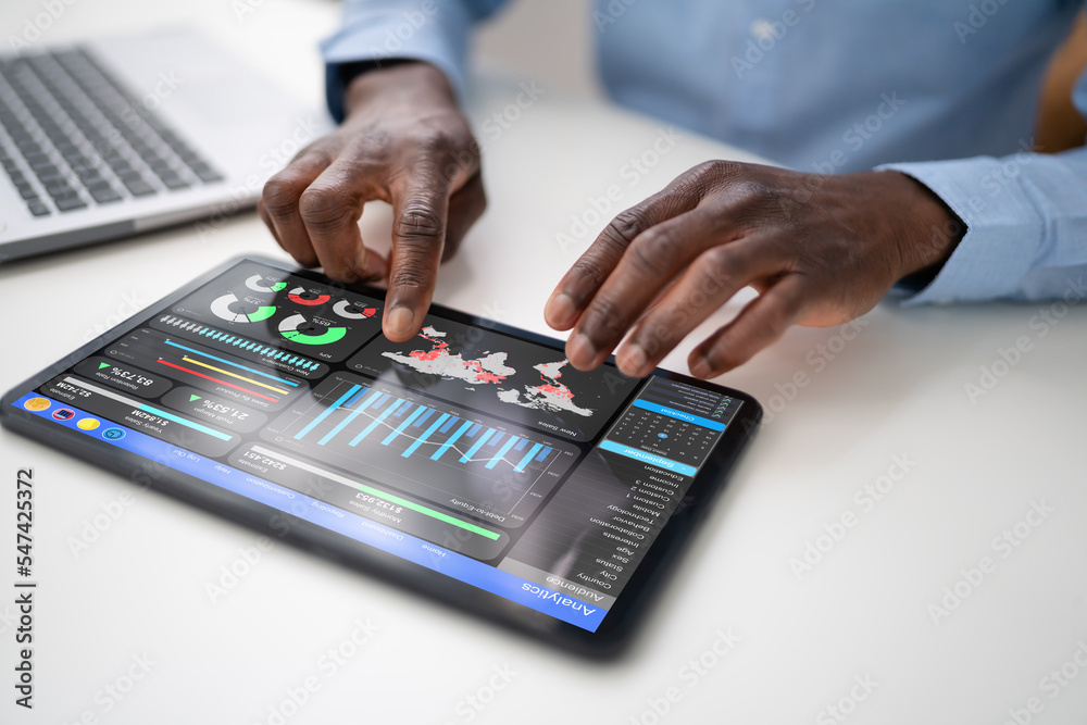 Aufkleber financial analyst using analytics technology