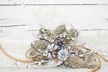 Cenefa navideña con piñas secas y ramas de abeto
