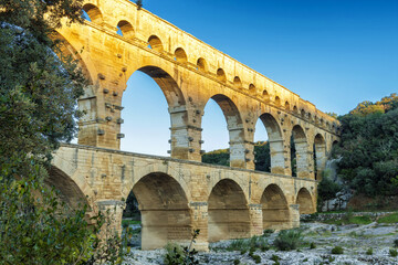 De &quot Pont du Gard&quot  is een oude Romeinse aquaductbrug gebouwd in de eerste eeuw na Christus om water te vervoeren (50 km). Het werd in 1985 toegevoegd aan de UNESCO-lijst van werelderfgoedlocaties
