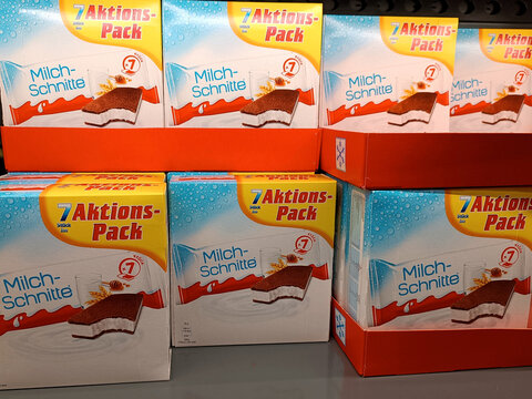 Regal mit Milchschnitte in einem deutschen Supermarkt