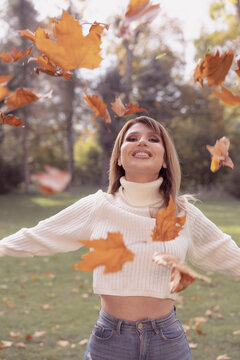 frau verliebt fotoshooting park herbst