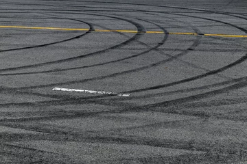 Cercles muraux Chemin de fer Tire track mark on asphalt tarmac road race track texture and background, Abstract background black tire tracks skid on asphalt road in racing circuit, Tire mark skid mark on asphalt road.