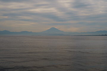 夕暮れの相模湾と薄青色のグラデーションで彩られた富士山