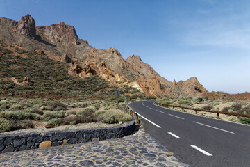 Droga na Teneryfie, w parku Narodowym Teide.