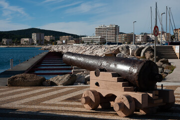 Fototapeta na wymiar Kanone im Hafen von Le Lavandou