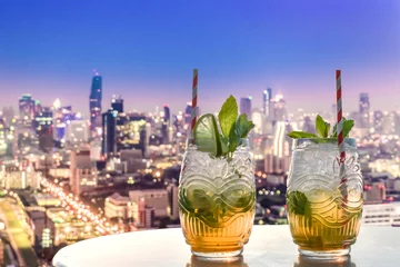 Foto op Plexiglas two mojitos in a rooftop bar with a view over Bangkok © Lichtwolke99