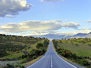 ATARDECER MIRANDO CARRETERA VACÍA DE VEHÍCULOS.