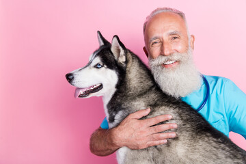 Portrait of profession veterinarian hug purebred husky veterinary clinic center concept isolated on pastel color background © deagreez