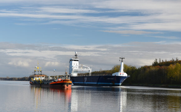 Frachtschiff Arctic Rock &uuml;berholt Saugbaggerschiff im Nord-Ostsee-Kanal