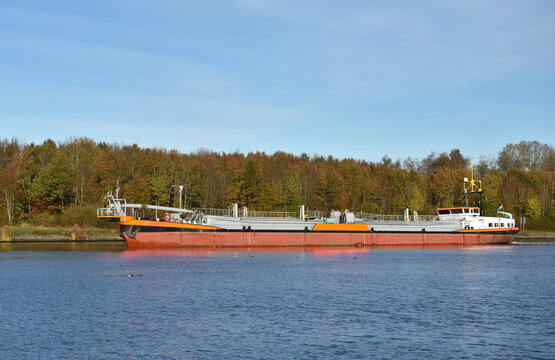 Saugbaggerschiff f&auml;hrt im Herbst durch den Nord-Ostsee-Kanal