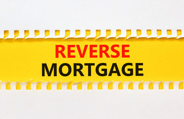 Obraz premium Reverse mortgage symbol. Concept words Reverse mortgage on yellow paper. Beautiful white background. Business and reverse mortgage concept. Copy space.
