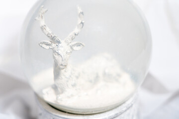 Globo de natal com um veado dentro e neve