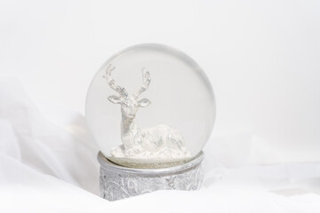 Globo de natal com um veado dentro e neve