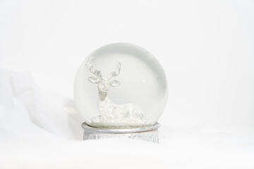 Globo de natal com um veado dentro e neve