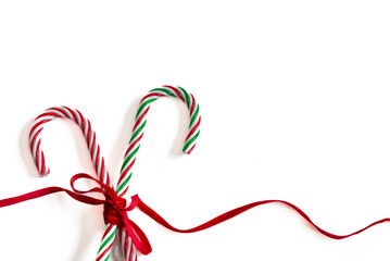 Bastones de caramelo con cinta de Navidad para endulzar estas fechas y los momentos familiares.