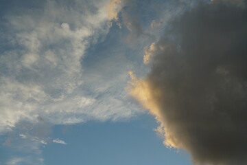 Bewölkter Himmel am Abend mit Sonnenlicht