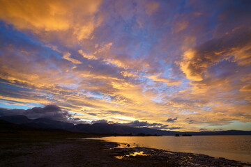 Fototapeta na wymiar sunset at the lake with clouds