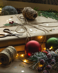 Regalo de Navidad envuelto con papel de embalar cuerdas o bramantes que lo cierran. Preparado con...