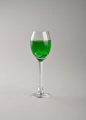 zielony płyn w kieliszku do wina, absynt w kieliszku, green liquid in wine glass, absinthe in glass