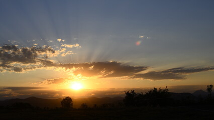 Le soleil entre les nuages