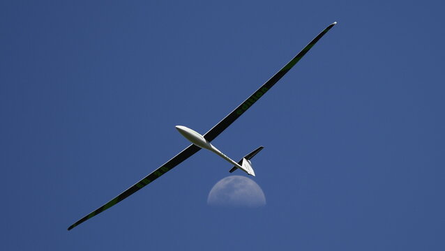 Le planeur passe sous la lune