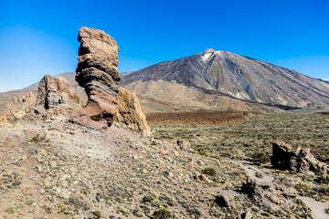 Obraz premium Roque Cinchado in front of the Teide