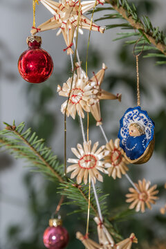 Strohsterne, Krippe und Weihnachtskugeln - Baumbehang