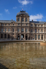 Fototapeta na wymiar Le Palais du Louvre à Paris