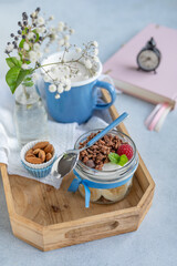 Domowe, zdrowe śniadanie na tacy. Naturalny grecki jogurt  z czekoladowym musli, bananami i malinami. - obrazy, fototapety, plakaty