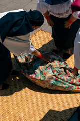 Ritual indígena andino en Otavalo Ecuador Sur America donde comparten alimentos de la tierra comida entre todos los indígenas otavalos