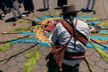 Ritual indígena andino en Otavalo Ecuador Sur America donde comparten alimentos de la tierra comida entre todos los indígenas otavalos