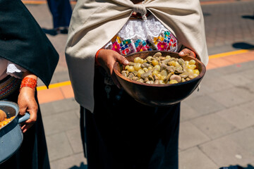 Ritual indígena andino en Otavalo Ecuador Sur America donde comparten alimentos de la tierra...