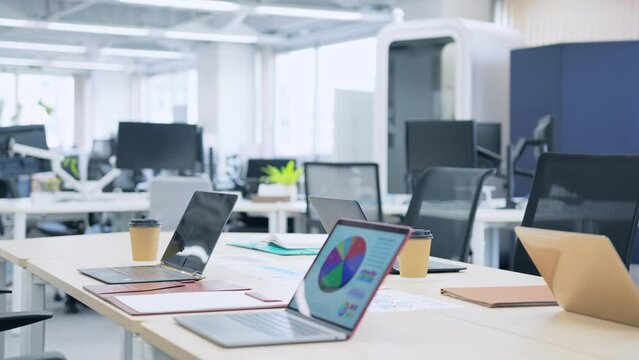 ノートパソコンの置かれたテーブルのあるオフィス