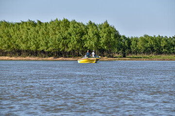 pescando en rio con caña de pesca