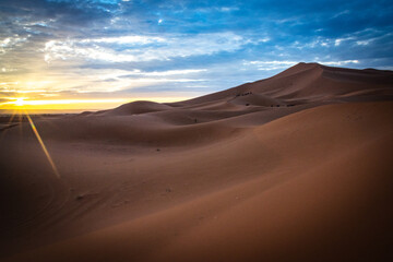 Fototapeta na wymiar sunrise over sand dunes of erg chebbi, merzouga, morocco, desert, north africa, sahara
