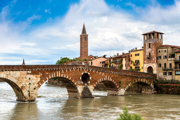 Fototapeta premium Bridge Ponte di Pietra in Verona