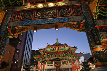 Fototapeta na wymiar 年末年始の横浜の夜景　横浜中華街の媽祖廟の門